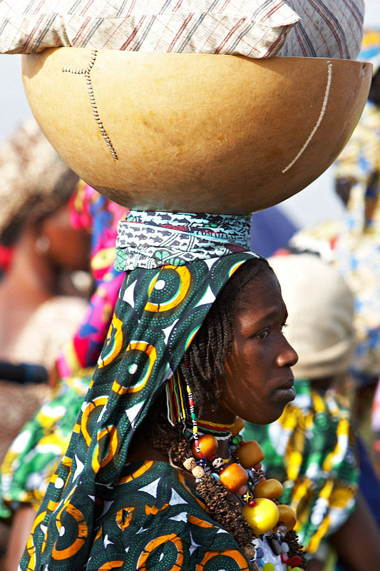 26   Peul woman returning from the market   Segou